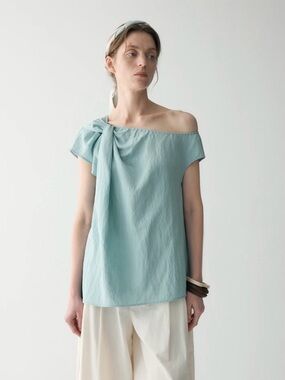 INSIS FEMME Women’s One-Shoulder Knot Detail Top in Light Blue